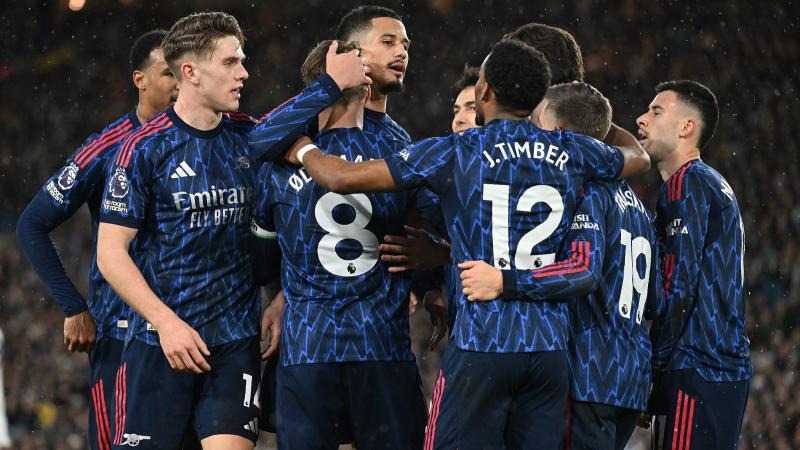 【田径经典】重温女子跳远赛场：选手专注备战，后方小熊玩偶意外抢镜